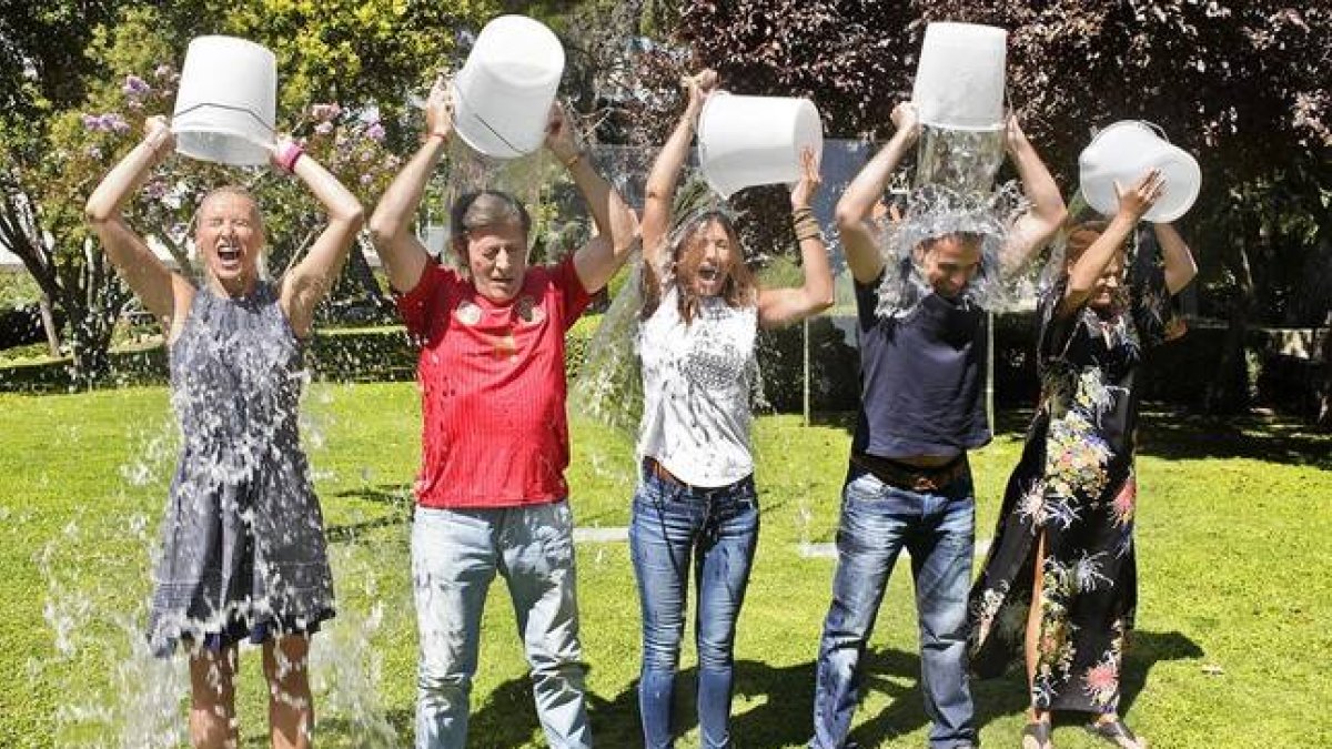 De izquierda a derecha, Anne Igartiburu, Jesús Álvarez, Mariló Montero, José Luis Toral y Toñi Moreno se lanzan el cubo de agua helada.