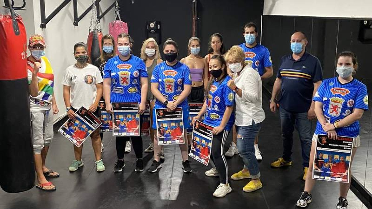 Momento de la entrega de los diplomas del curso de boxeo. DL