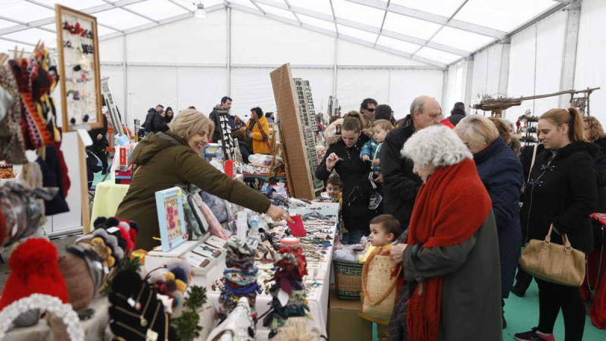 El mercadillo navideño de La Virgen celebra ya diez años y es todo un referente para estos días festivos.