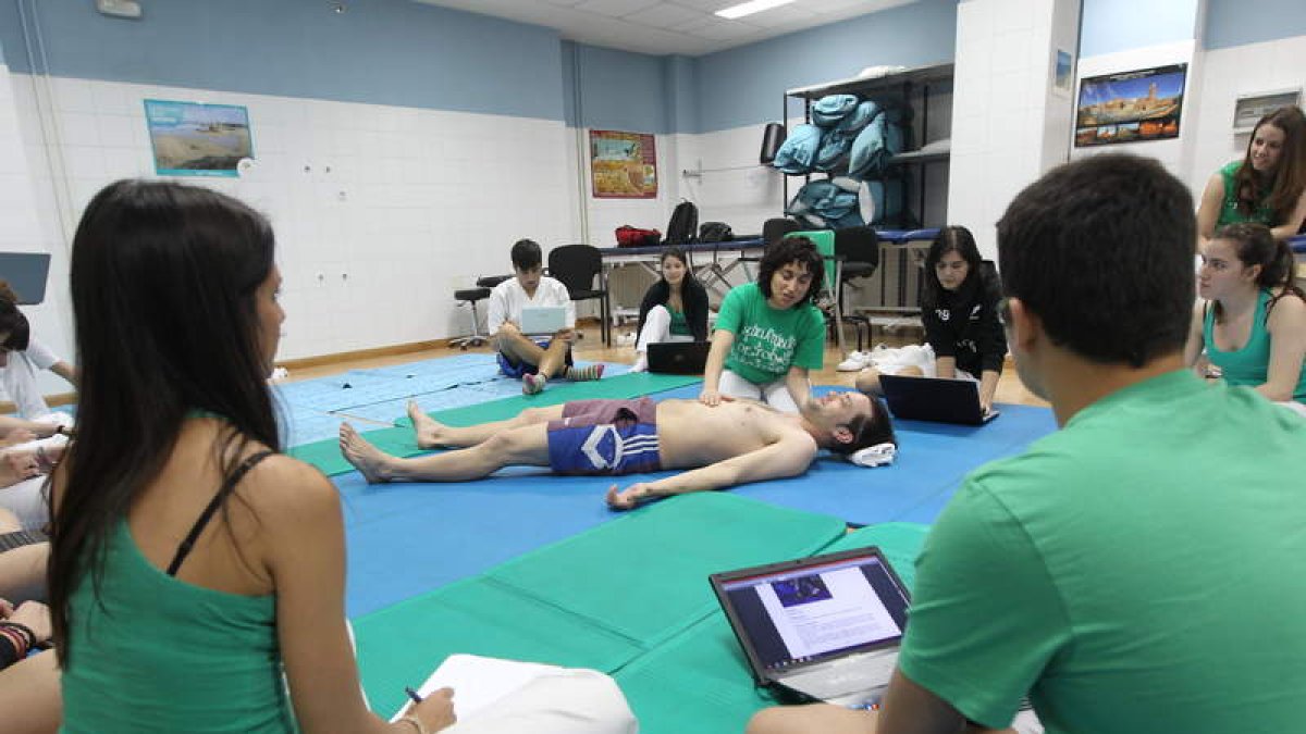 Los alumnos de Fisioterapia disponen de cinco becas en tres países. L. DE LA MATA