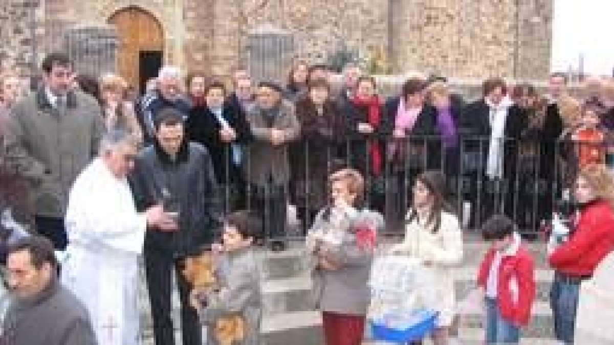 Los fieles fueron pasando en fila con sus mascotas para que éstas recibieran la bendición