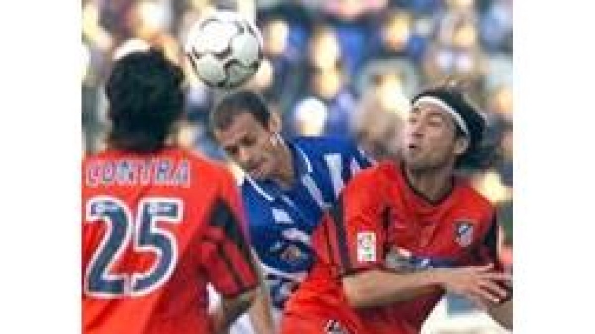 El atlético José Mari (derecha) y Pernia (centro) luchan por el balón