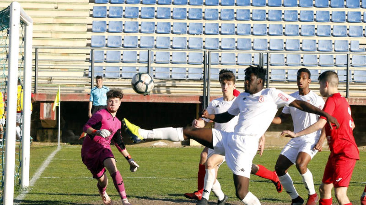 Mohammed en el momento de marcar el cuarto gol. MARCIANO PÉREZ