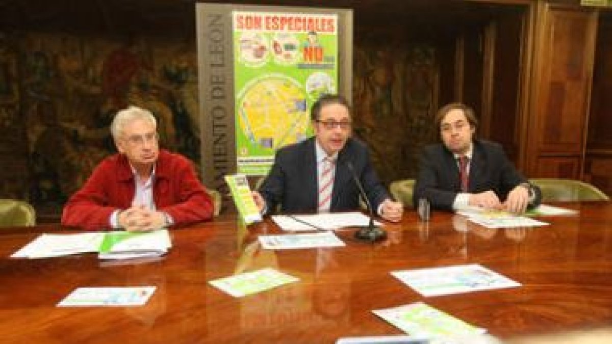 Chamorro, en el centro, presentó la campaña con un técnico de la concejalía