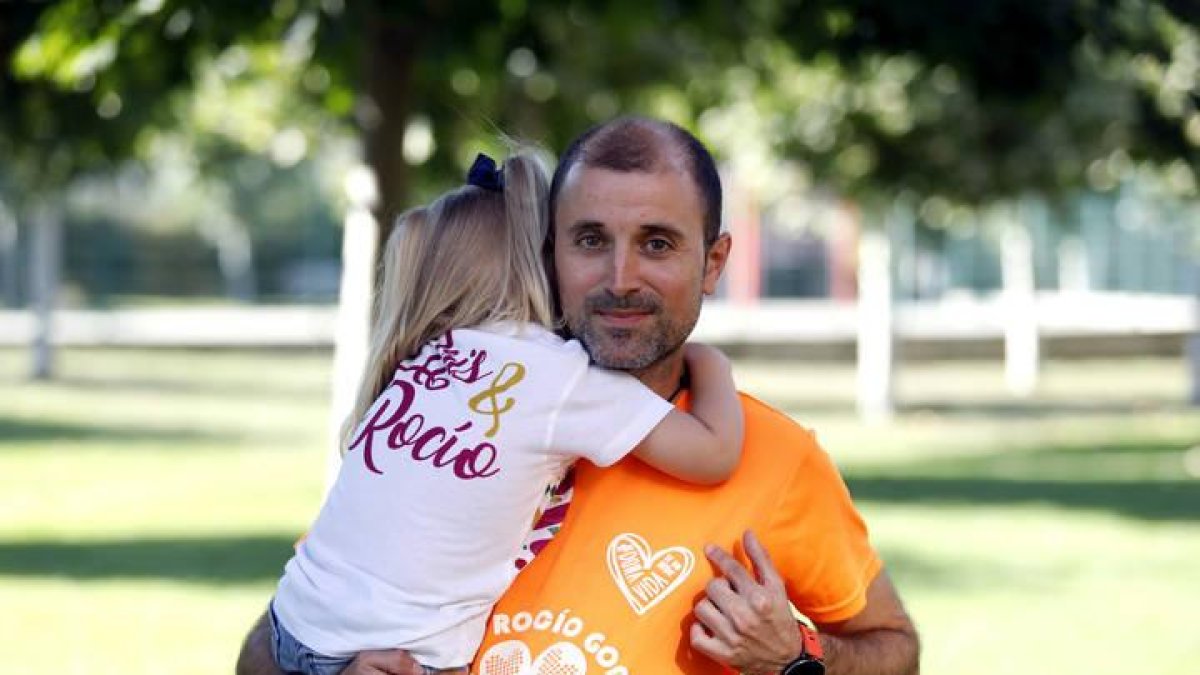 Sergio González, hermano de Rocío González, con su sobrina en brazos, recuerda a su hermana