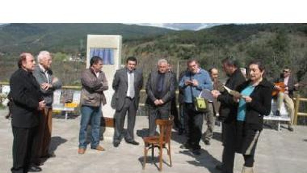 Luis López Álvarez (primero izquierda) escucha sus versos, con Ramón y Rodríguez en el centro.