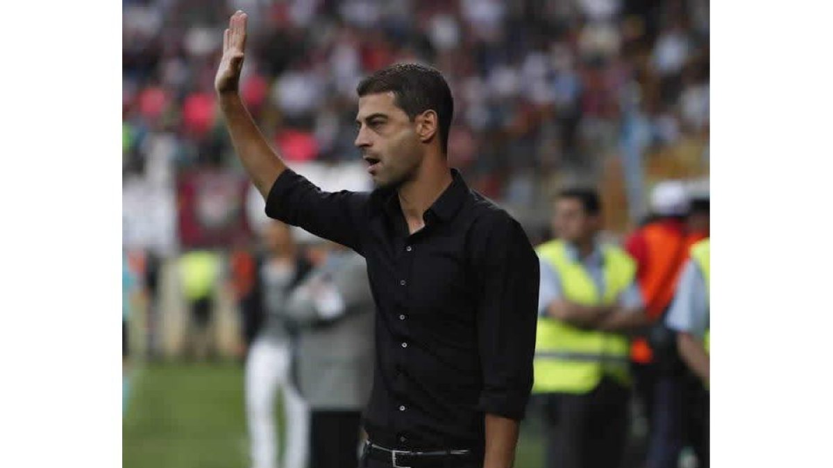 Gerard López reconoció los méritos realizados por la Cultural ante su equipo. MARCIANO PÉREZ/JESÚS F. SALVADORES