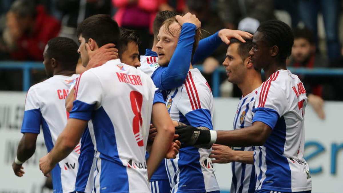 Los jugadores de la Deportiva celebran el gol de Acorán que significó la victoria ante el Llagostera. L. DE LA MATA