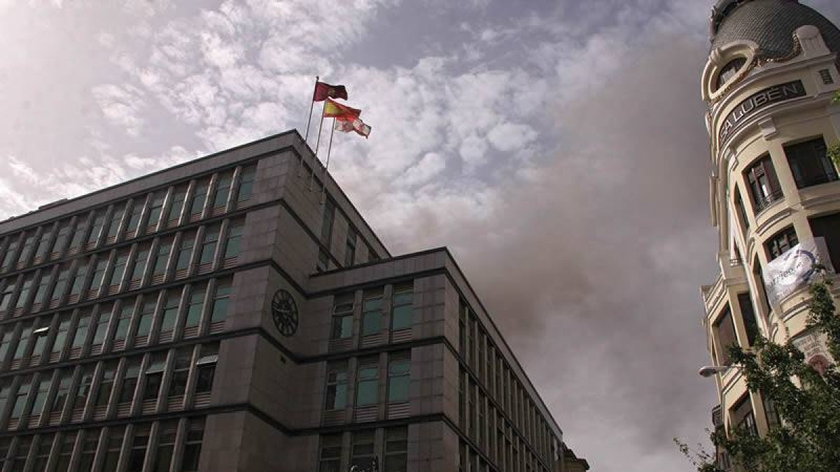 Los bomberos acceden al siniestro por un portal aledaño al Ayuntamiento de León