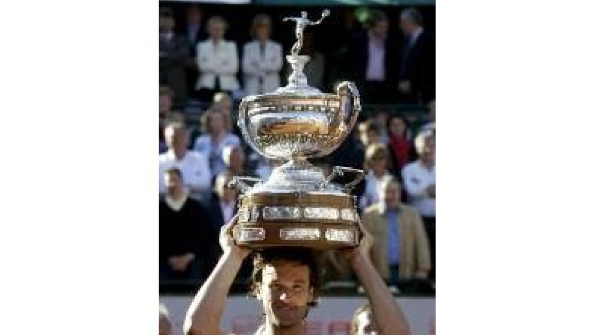 Moyá posa con el trofeo que le acredita como campeón del torneo