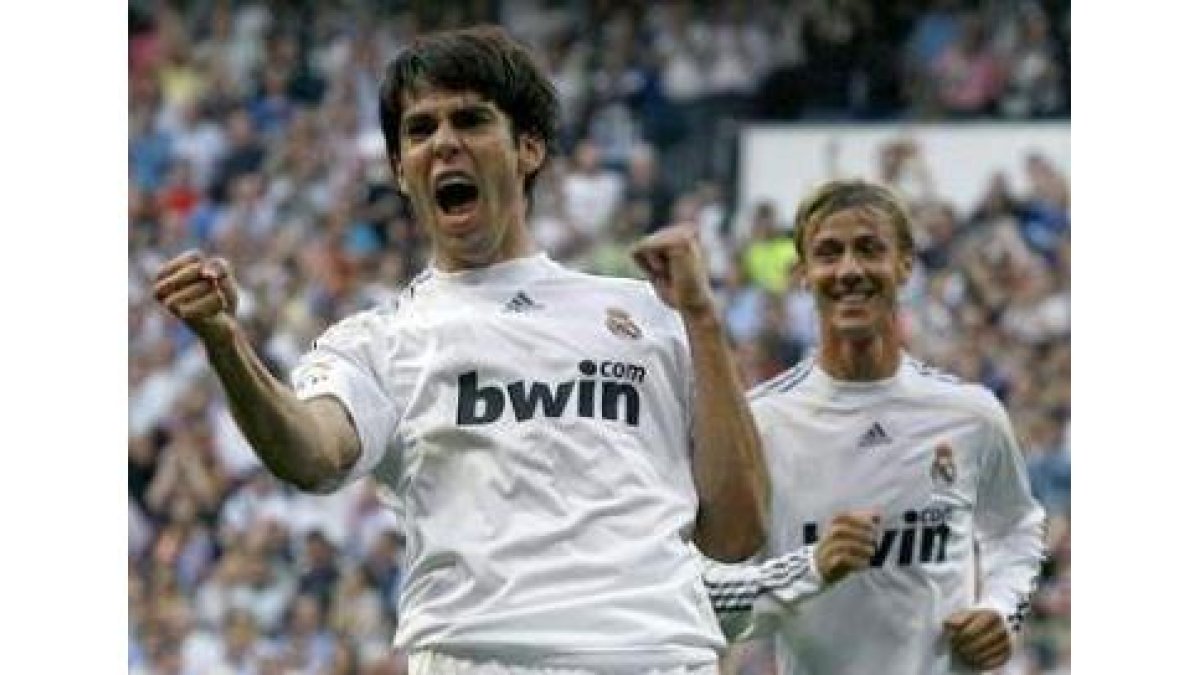 El brasileño del Madrid Kaká celebra su gol en presencia de su compañero Guti.