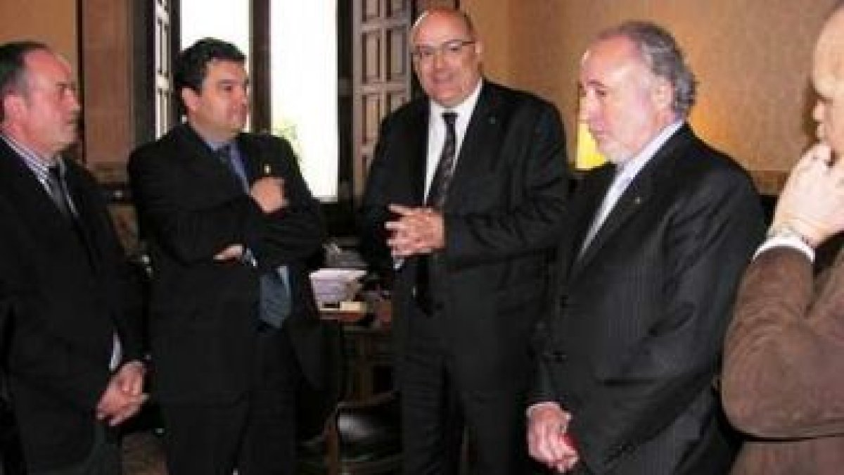 El alcalde de Peranzanes y el presidente del Consejo con el vicepresidente del Parlamento y diputado