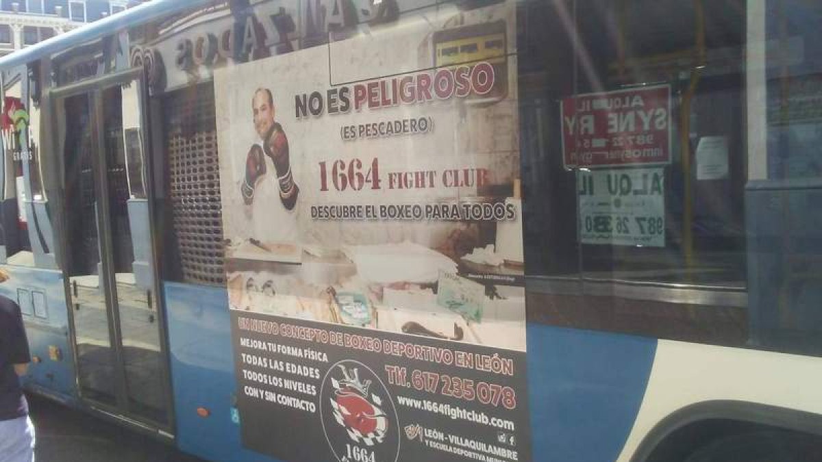 Uno de los autobuses interurbanos que luce el cartel invitando a niños, adoslescentes y adultos a conocer en primera persona el boxeo. DL
