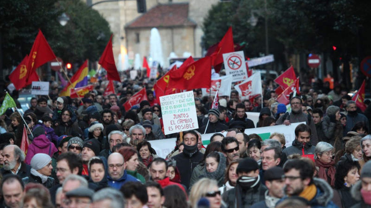 La manifestación recorrió el centro de la capital con gritos y pancartas contra el Gobierno y los casos de corrupción.