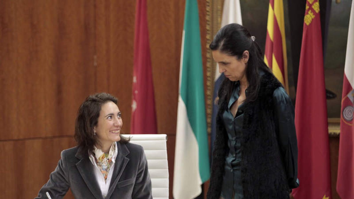 Josefa García Cirac firma en el libro de honor del parlamento gallego tras asistir a una reunión con sus homólogos.