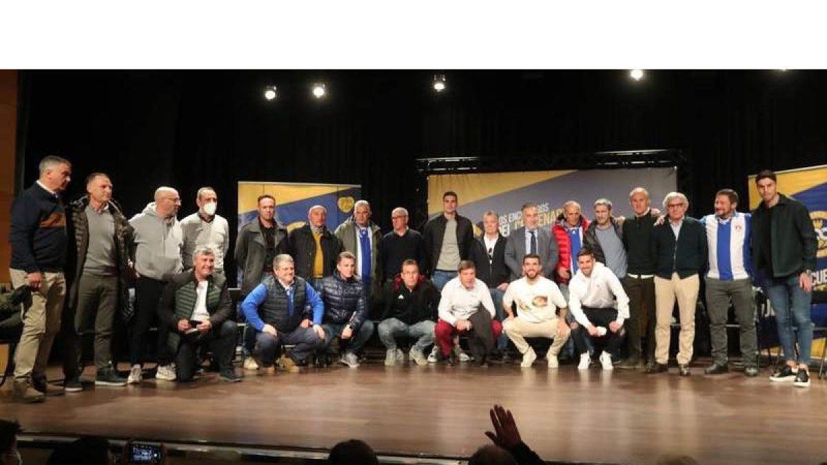 Un buen número de los jugadores, técnicos y dirigentes de la Deportiva de las temporadas 1986-1987 y 1987-1988 se dieron cita en la conferencia. ANA F. BARREDO