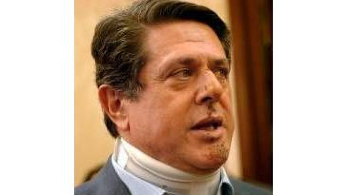 Trillo, ayer en el Congreso, con un collarín