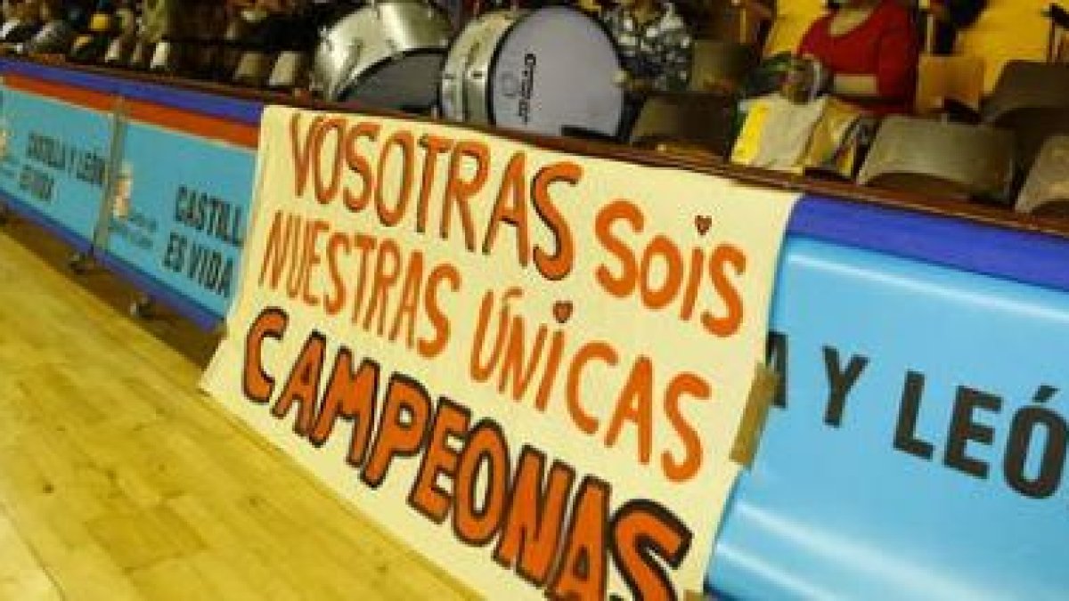 Pancarta de apoyo de la afición a las jugadoras del CB San José durante el último partido.