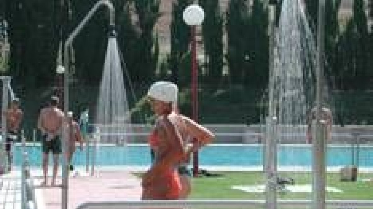 Bañistas en unas piscinas de la comarca del Bierzo