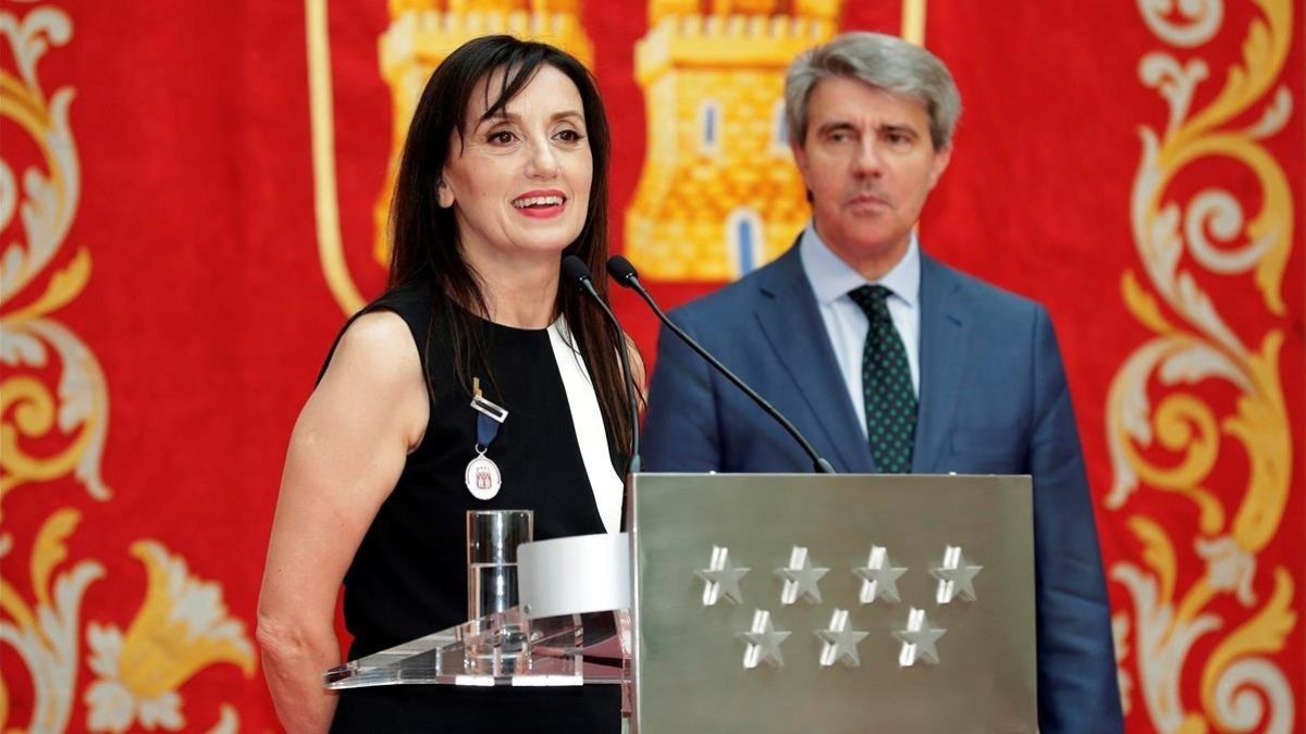 Luz Casal recibe la Medalla Internacional de las Artes de la Comunidad de Madrid de la mano de Ángel Garrido, presidente de la comunidad. /