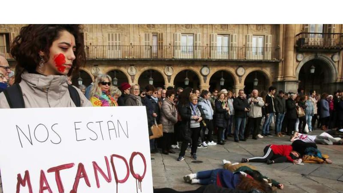 Concentración de repulsa ayer en la Plaza Mayor de Salamanca. J. M. GARCÍA