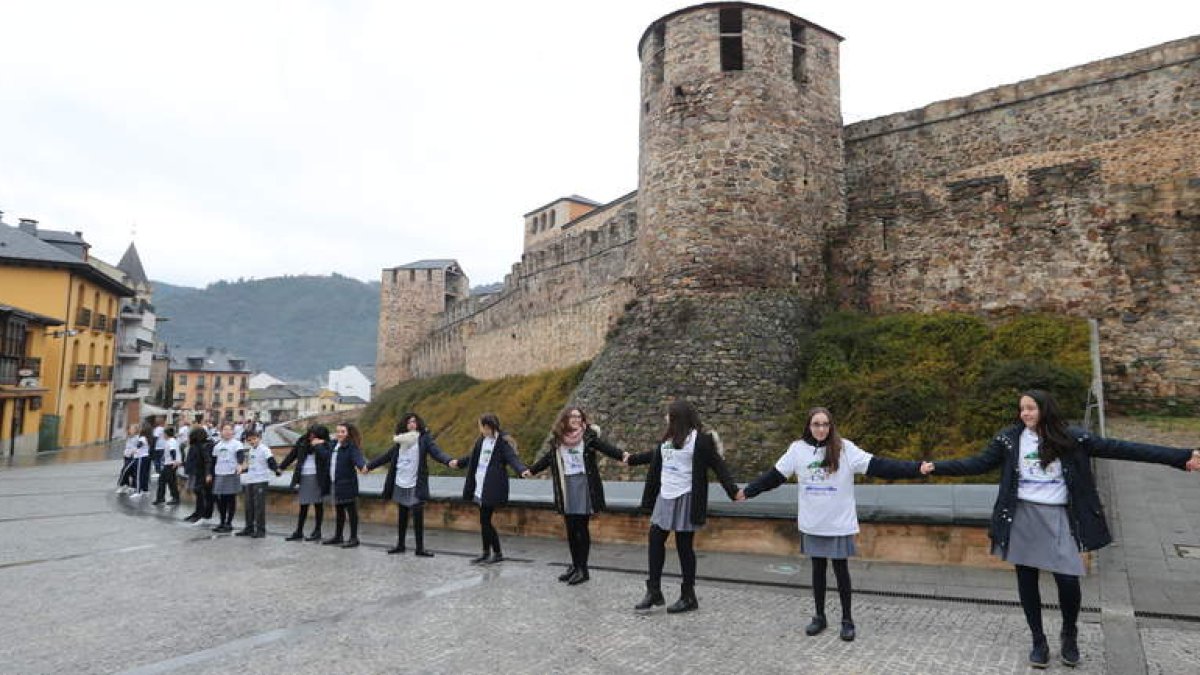 La cadena humana hecha por los alumnos del colegio La Inmaculada de Ponferrada a su paso por el Castillo. ANA F. BARREDO