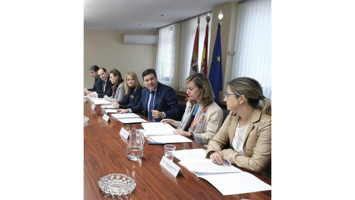 Fernández Carriedo, en el centro, en la reunión de ayer. R.GARCÍA