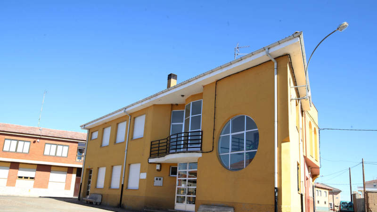 El municipio se encuentra a 46 kilómetros de la capital y a unos 15 de Santa María del Páramo, pero donde realmente existen vínculos es con La Bañeza, de la que le separan poco más de 5 kilómetros.