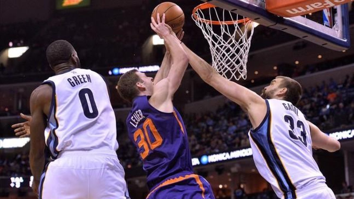 Marc Gasol, en una acción del partido ante Jon Leuer.