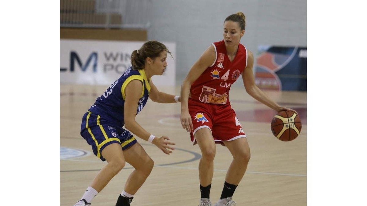 Anna, a la derecha, es una de las jugadoras más importantes del Embutidos Pajariel.