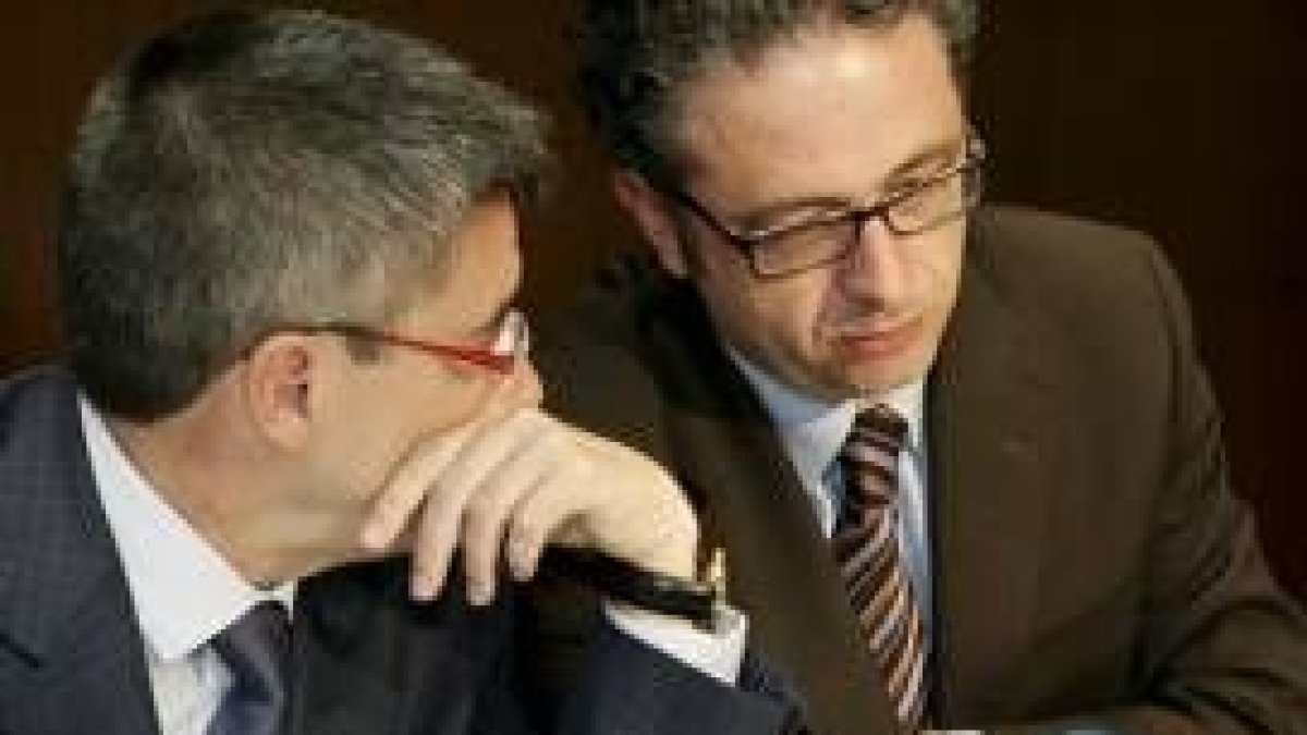 Javier Chamorro y Francisco Fernández, en foto de archivo, durante la firma del pacto