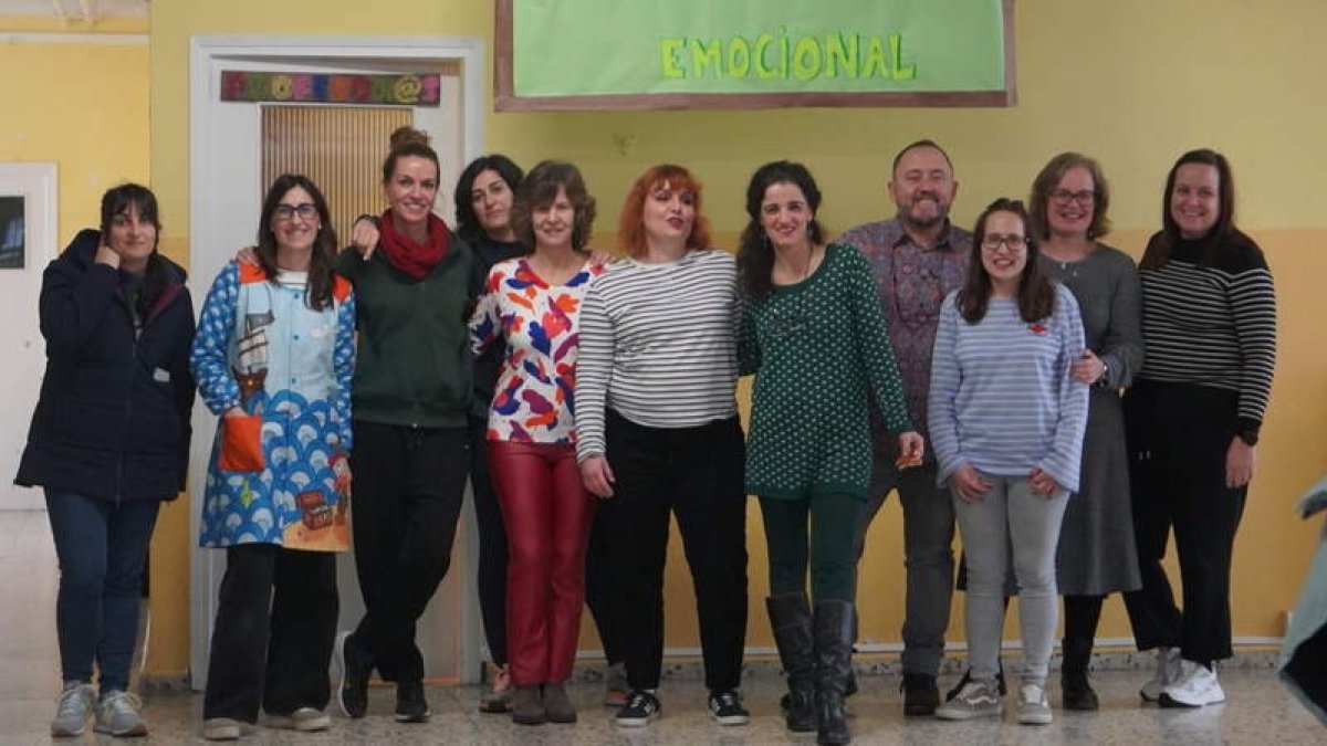 Una parte de la comunidad docente del colegio público Antonio González de Lama de León con el lema del proyecto premiado. j. notario