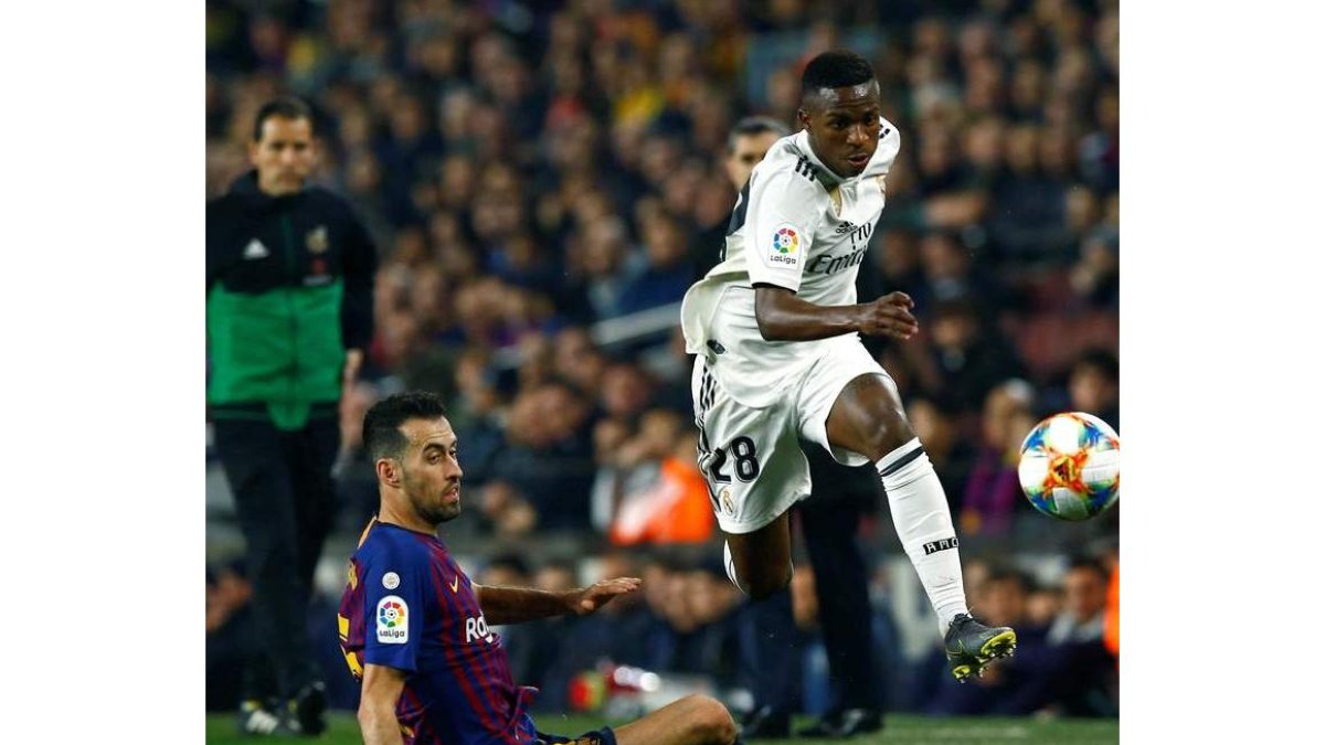 Vinicius, que jugó de titular en detrimento de Bale, fue de más a menos pero dejó buenas sensaciones. E.F.
