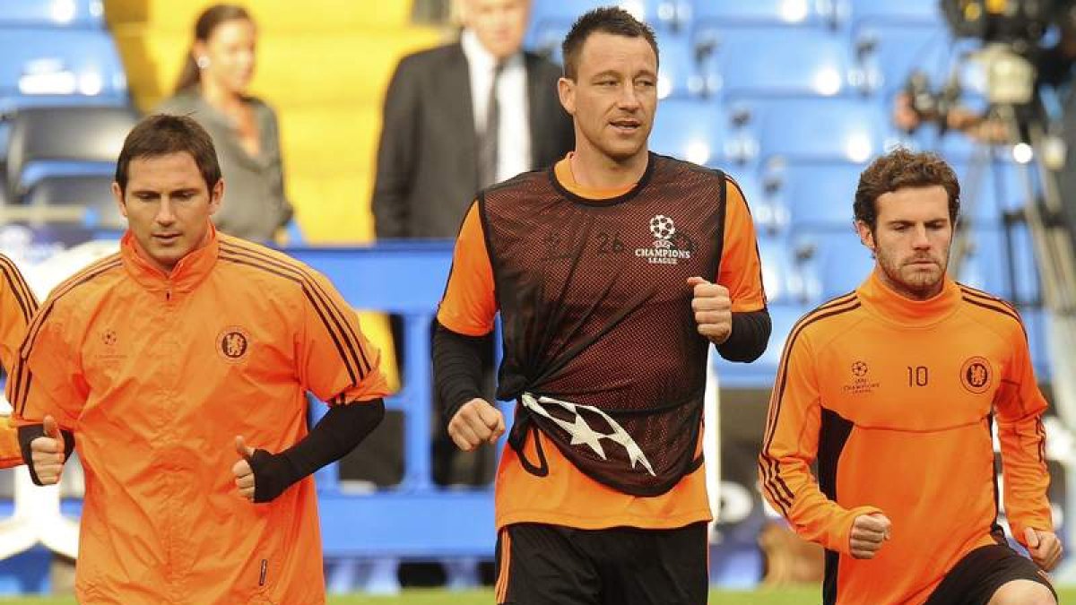Juan Mata, derecha, con John Terry, centro, y Frank Lampard del Chelsea durante el entreno.