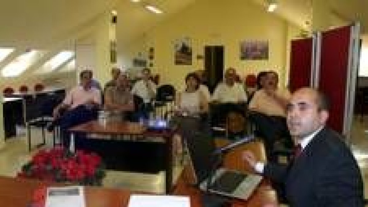 El ingeniero Roberto Matías explica su estudio a alcaldes, miembros del IEB y al presidente comarcal