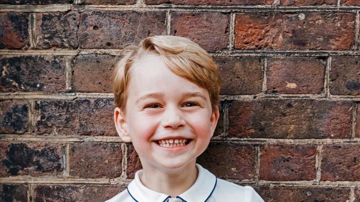 El príncipe Jorge posa sonriente en su quinto cumpleaños.