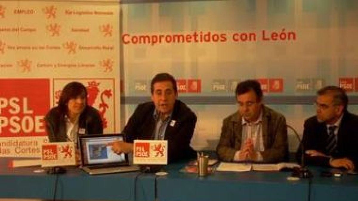 Ana Sánchez y Cardo, con miembros del PSOE en la reunión de ayer.