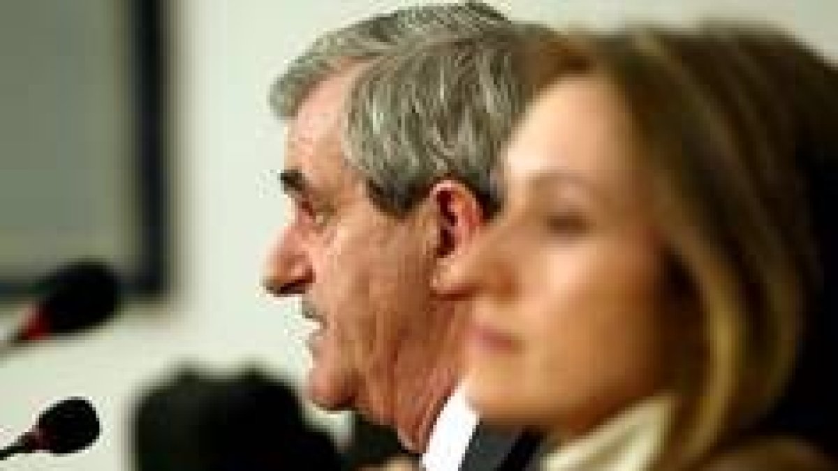 Javier Álvarez Guisasola y la directora general de Recursos Humanos, María del Rocío Lucas