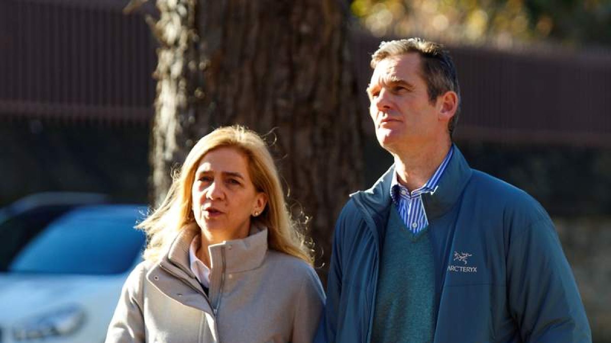 Iñaki Urdangarín de paseo con la infanta Cristina por Vitoria en la Navidad de 2019. DAVID AGUILAR