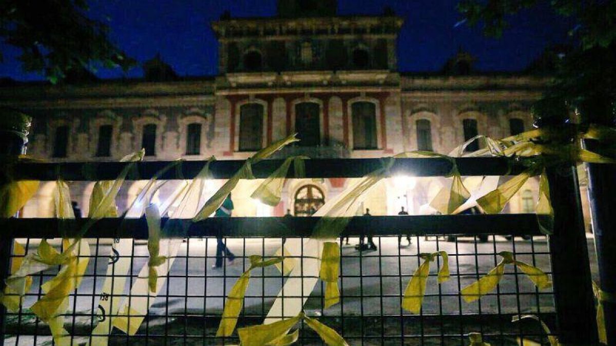 Lazos amarillos en torno al Parlament.