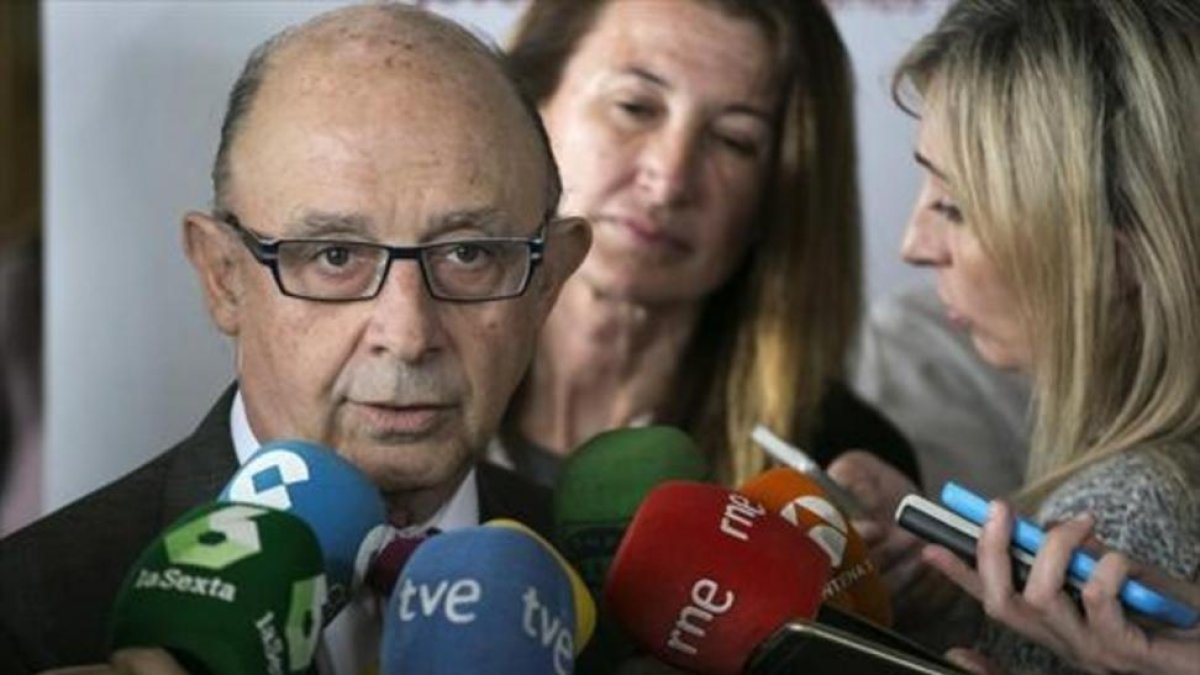 Cristóbal Montoro, ministro de Hacienda, atiende a los periodistas, ayer en Madrid.
