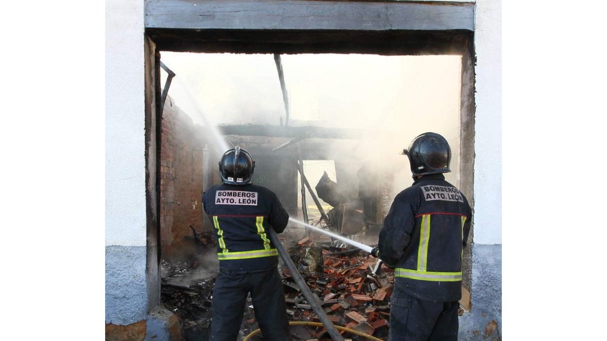 Unos bomberos durante una de sus actuaciones.