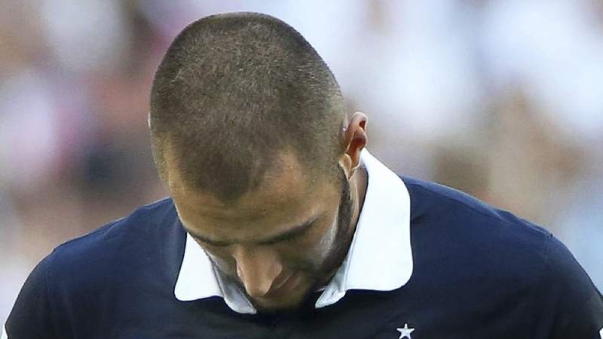 El delantero Karim Benzema durante un partido con la selección francesa.
