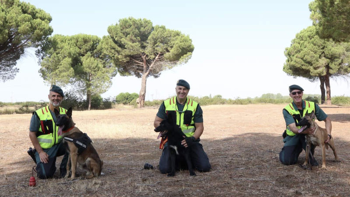 Los adiestradores con Oca, Samir y Chico, tres nuevos agentes caninos que serán expertos en localizar drogas, venenos y billetes. MARIAM A. MONTESINOS