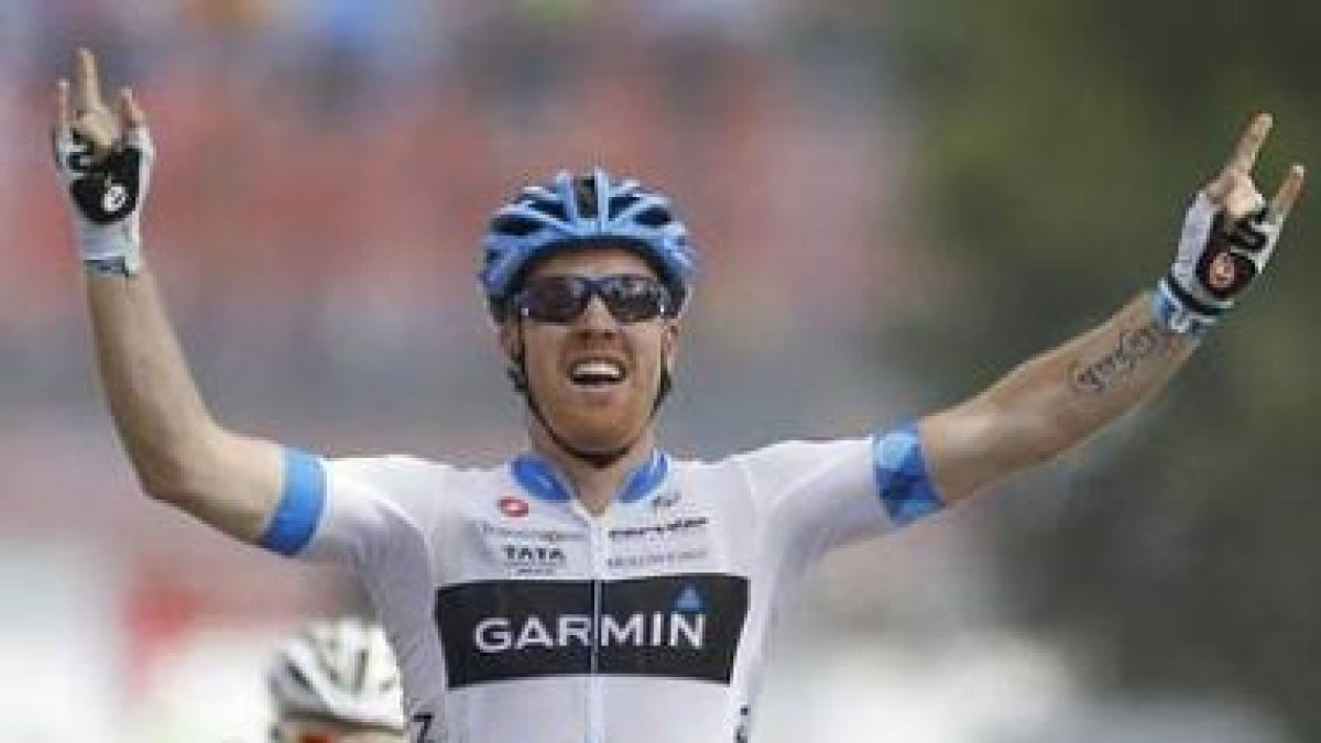 Tyler Farrar cruza la línea de meta en primer lugar en la tercera etapa de la ronda gala.