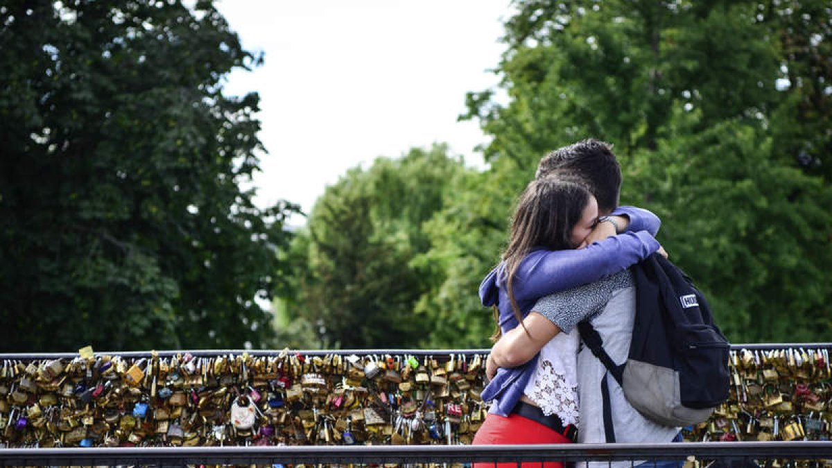 Imagen de dos jóvenes en el Pont des Arts, en la capital francesa. SANDRA JABALERA