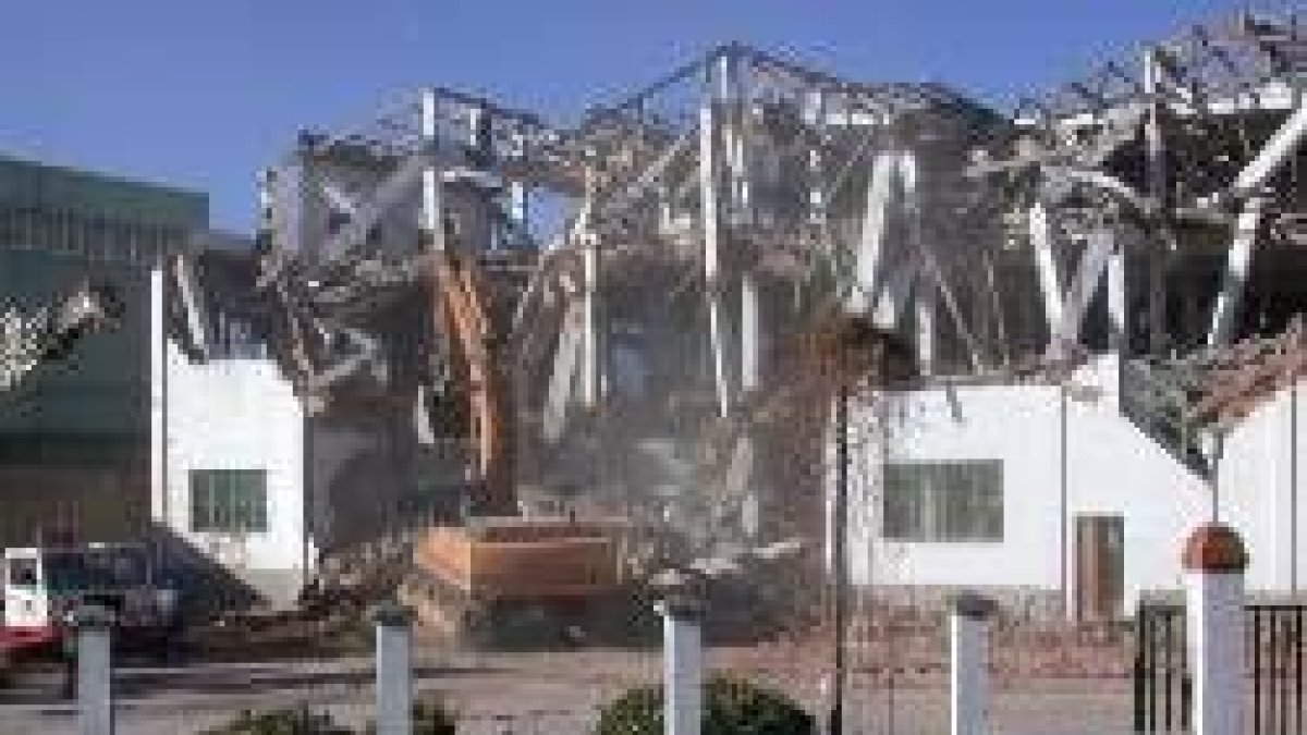 Aspecto de las obras de demolición del edificio de la factoría del lúpulo