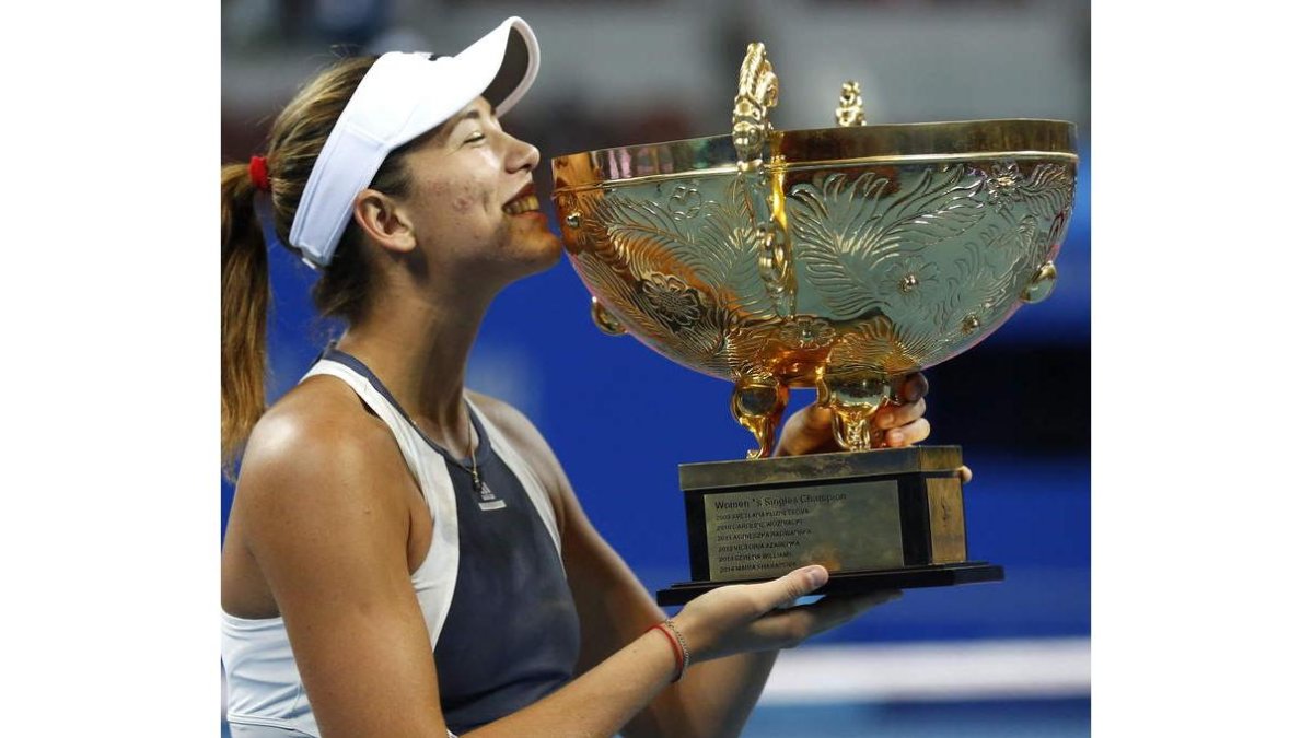 Muguruza posa con el trofeo tras imponerse en la final.