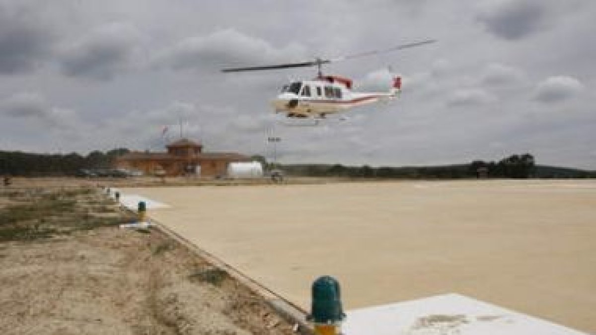Uno de los helicópteros inicia una maniobra.