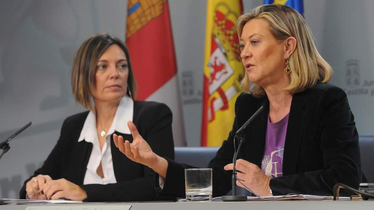 La portavoz de la Junta y consejera de Agricultura y Ganadería, Milagros Marcos (i) y la consejera de Hacienda Pilar del Olmo. R. GARCÍA